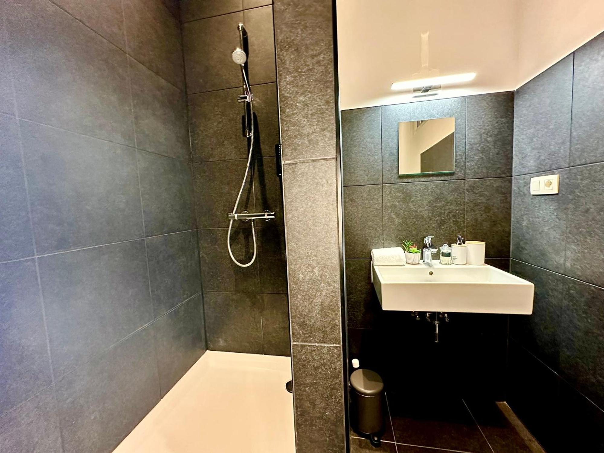 Luxury Suites Centrum By Rikas Hotels แอนต์เวิร์ป ภายนอก รูปภาพ